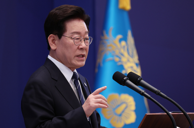 이재명 대통령이 18일 청와대 영빈관에서 열린 기자회견에서 취재진 질문에 답하고 있다. 연합뉴스
