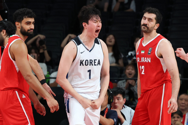 18일 일본 나고야 아이치 인터내셔널 아레나에서 열린2026 아이치·나고야 아시안게임 남자 농구 대한민국 대 이란 4강전. 한국 이현중이 탭인 성공 후 포효하고 있다. 연합뉴스