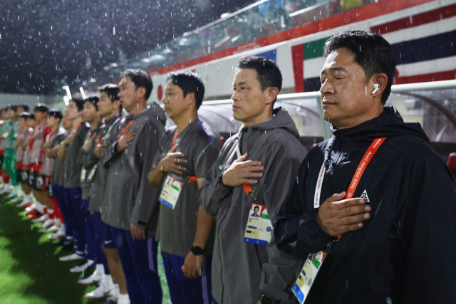 15일 일본 나고야 미즈호 공원 럭비경기장에서 열린 2026 아이치·나고야 아시안게임 남자 축구 D조 1차전 대한민국 대 카타르의 경기에 앞서 한국 이민성 감독과 코치진들이 국기에 경례하고 있다. 연합뉴스