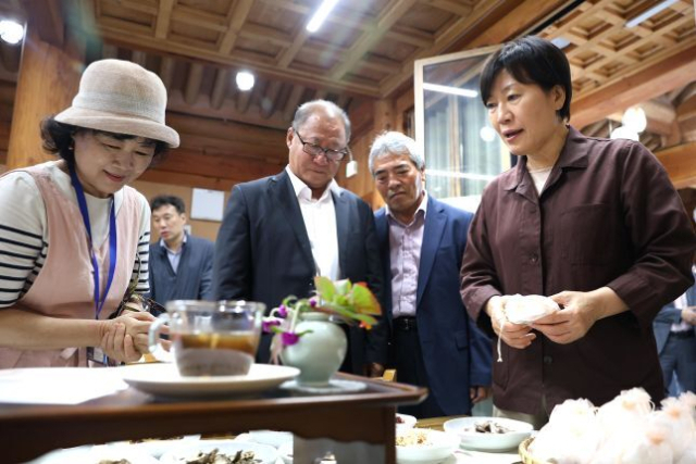 송미령 농림축산식품부 장관이 경기도 이천시 백사면에 있는 산수유마을을 찾아 체험·숙박 시설 등을 살펴보고 있다. 농식품부 제공