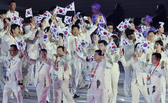 19일 일본 나고야 파로마 미즈호 스타디움에서 열린 2026 아이치·나고야 아시안게임 개회식에서 한국 선수단이 입장하고 있다. 연합뉴스