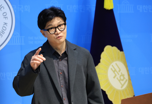 김승원 법무부 장관 후보자가 자진사퇴 기자회견을 한 19일 무소속 한동훈 의원이 국회 소통관에서 기자회견을 하고 있다. 연합뉴스