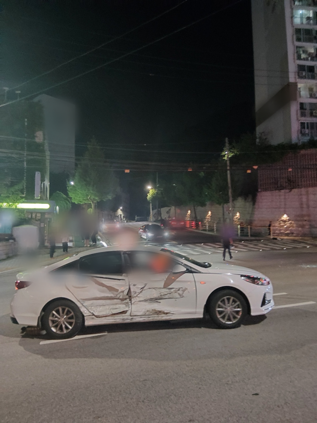 지난 19일 오후 10시 46분 사하구 다대동에서 50대 여성 A 씨가 몰던 SUV가 정차 중인 택시를 들이받았다. 사하경찰서 제공