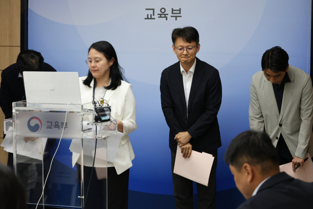 송근현 교육부 대학정책관(왼쪽 세번째)이 지난 17일 세종시 정부세종청사에서 유웨이어플라이의 2027학년도 대입 수시모집 원서 접수의 시스템 장애 관련 구제 신청 접수 등 조치 결과에 대해 브리핑한 뒤 인사하고 있다. 연합뉴스