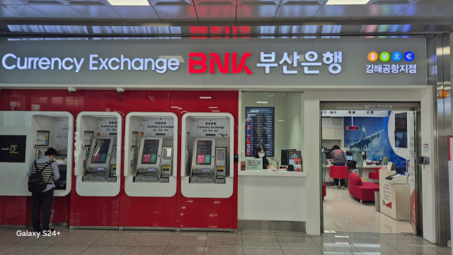 계약 종료를 앞둔 김해공항 내 영업점과 환전소를 두고 BNK부산은행의 고심이 깊어지고 있다. 사진은 국제선 1층 영업점. BNK부산은행 제공