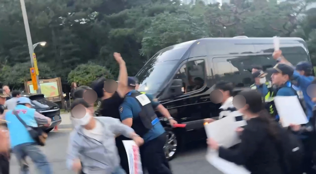 부산자주통일평화연대(이하 평화연대)는 지난 16일 오후 5시부터 17일 오전 9시까지 해운대 우동 A호텔 앞에서 ‘호르무즈 파병 협박 미국 협상단 규탄 철야행동전’을 열었다. 사진은 평화연대 측이 한미 통합국방협의체 미국 협상단 차량의 숙소 진입을 가로막는 모습. 평화연대 제공.