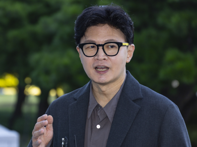 무소속 한동훈 의원이 20일 국회에서 취재진과 만나 김승원 법무부 장관 후보자 사퇴와 이에 따른 더불어민주당의 대응과 관련해 입장을 밝히고 있다. 연합뉴스