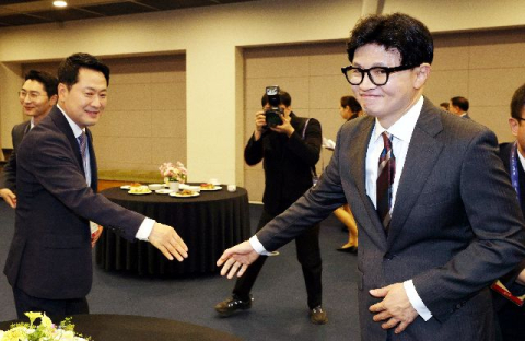 ‘청문회 정국’ 한동훈·장동혁 지지율 희비