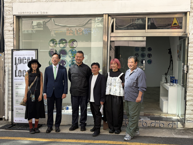 지난 12일 부산 중구 오픈스페이스 배에서 열린 새 전시 오프닝을 끝내고 기념 사진을 찍고 있는 대만 작가들과 주한국타이페이대표부 부산사무처 곽승개(왼쪽에서 두 번째) 처장, 서상호(맨 오른쪽 끝) 오픈스페이스 배 대표. 김은영 기자 key66@