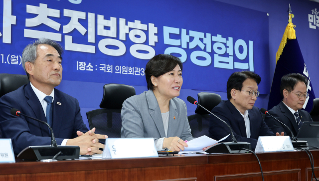 송미령 농림축산식품부 장관(왼쪽 두 번째)이 21일 국회 의원회관에서 열린 농지 전수조사 추진 방향 당정 협의에서 발언하고 있다. 연합뉴스