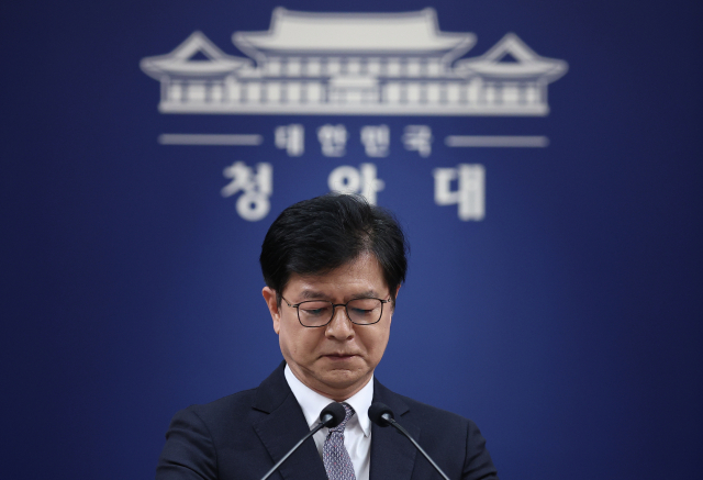 성기홍 홍보수석이 21일 청와대 춘추관에서 강훈식 비서실장 사의 표명 관련 브리핑을 준비하고 있다. 성 수석은 브리핑을 통해 
