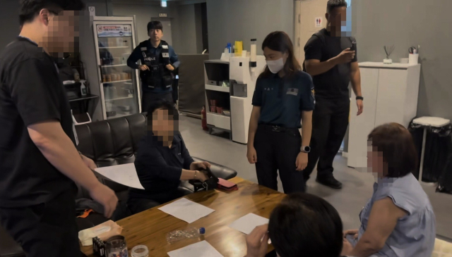 울산경찰청과 게임물관리위원회 단속반원들이 지난 18일 밤 남구 한 전통시장 일대 불법 성인 PC방에서 현장 점검과 단속을 벌이고 있다. 울산경찰청 제공