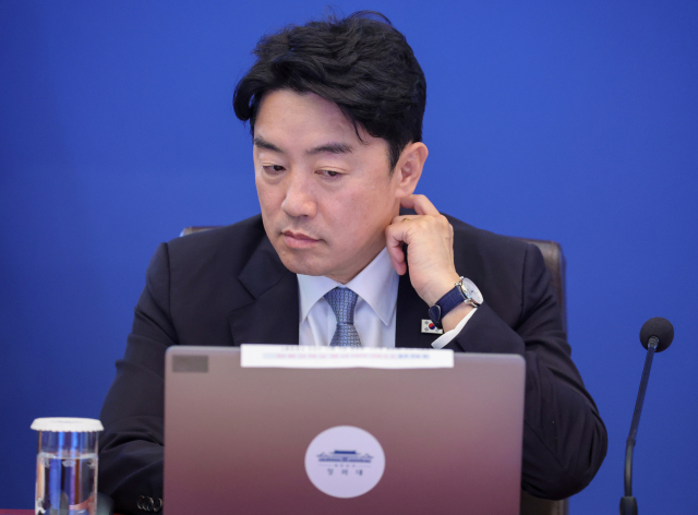 강훈식 비서실장이 21일 청와대에서 열린 수석보좌관회의에서 이재명 대통령 발언을 듣고 있다. 강 비서실장은 이날 오전 이재명 대통령에게 사의를 표명했다. 연합뉴스