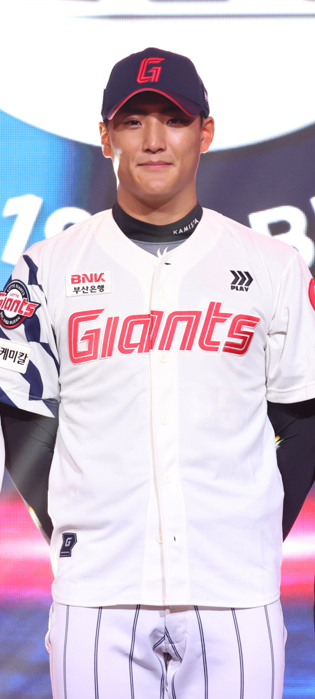 21일 서울 롯데호텔 월드에서 열린 2027 KBO 신인 드래프트. 1라운드 4순위로 롯데 자이언츠 지명을 받은 서울디자인고 박근서가 포즈를 취하고 있다. 연합뉴스