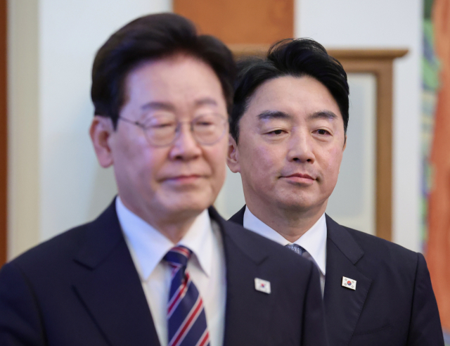 이재명 대통령과 강훈식 비서실장이 21일 청와대에서 열린 수석보좌관회의에 입장하고 있다. 강 비서실장은 이날 오전 이 대통령에게 사의를 표명했다. 연합뉴스