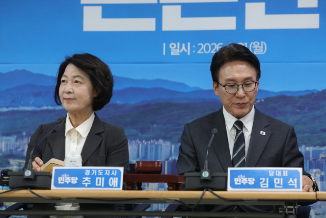 더불어민주당 김민석 대표가 21일 오전 경기도 의정부시 경기도북부청사에서 열린 제16차 경기 최고위원회의에서 추미애 경기도지사(왼쪽)와 다른 곳을 응시하고 있다. 연합뉴스