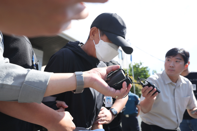 경기 안성시 나눔장터 행사장에 1t 트럭을 몰고 돌진해 2명을 숨지게 하고 5명을 다치게 한 혐의를 받는 운전자 A 씨가 21일 구속 전 피의자 심문(영장실질심사)에 출석하기 위해 경기 평택경찰서 유치장에서 나오고 있다. 연합뉴스