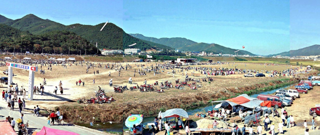 1989년 10월 양산천 둔치에서 개최됐던 제3회 삽량문화제 전경. 양산시 제공