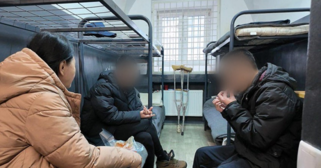 우크라이나군에 생포된 북한군 포로 2명이 우크라이나 내 포로수용소에서 인터뷰를 하고 있다.겨레얼통일연대 제공. 연합뉴스