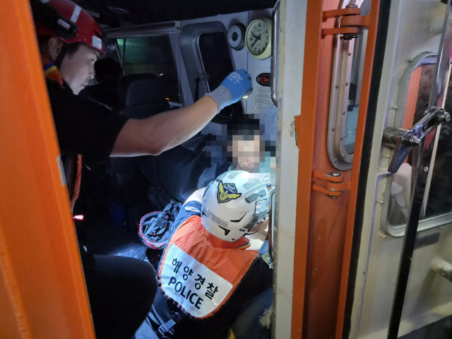 지난 24일 오후 8시 55분 영도구 생도 남서쪽 약 3km 해상을 항해하던 바하마 국적 4만 1655t급 벌크선에서 40대 중국인 선원 A 씨가 작업 중 넘어져 갈비뼈 부위에 열상을 입었다는 신고가 접수됐다. 부산 해경 제공