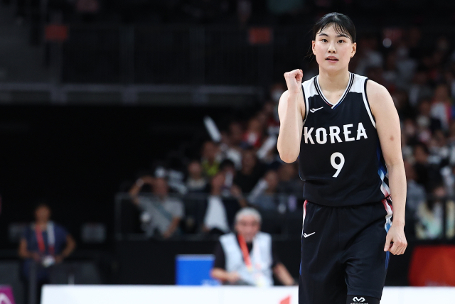 26일 일본 나고야 아이치 인터내셔널 아레나에서 열린 2026 아이치·나고야 아시안게임 여자 농구 한국 대 일본 결승. 한국 이소희가 3점을 넣은 뒤 주먹을 쥐어보이고 있다. 연합뉴스
