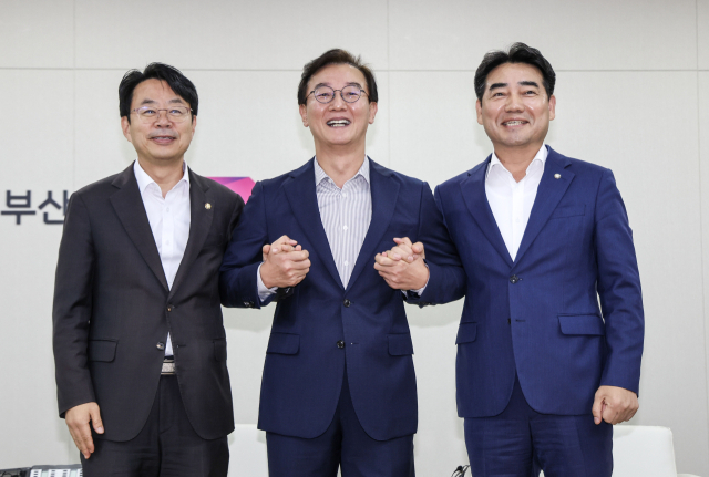 지난달 30일 부산시청 의전실에서 ‘부산발전 여·야·정 협력 회의’가 열려 박홍배 더불어민주당 부산시당위원장(왼쪽부터), 전재수 부산시장, 이성권 국민의힘 부산시당위원장이 기념촬영을 하고 있다. 이원준 기자 lwj@