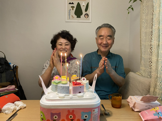 저자 생일에 부모님은 항상 케이크를 사서 딸을 찾았다. 출판사클 제공