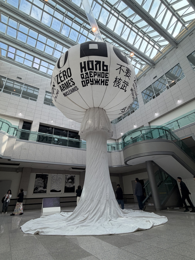 성산아트홀 1층 로비에 설치된 멕시코 작가 페드로 레이예스의 ‘핵무기 제로1’(2021). 눈에 보이지 않는 핵 위협을 조형적 형상과 시간의 언어로 가시화하고, 이를 먼 미래의 추상적인 공포가 아닌 지금 우리가 함께 마주하고 응답해야 할 현실의 문제로 끌어온다. 김은영 기자