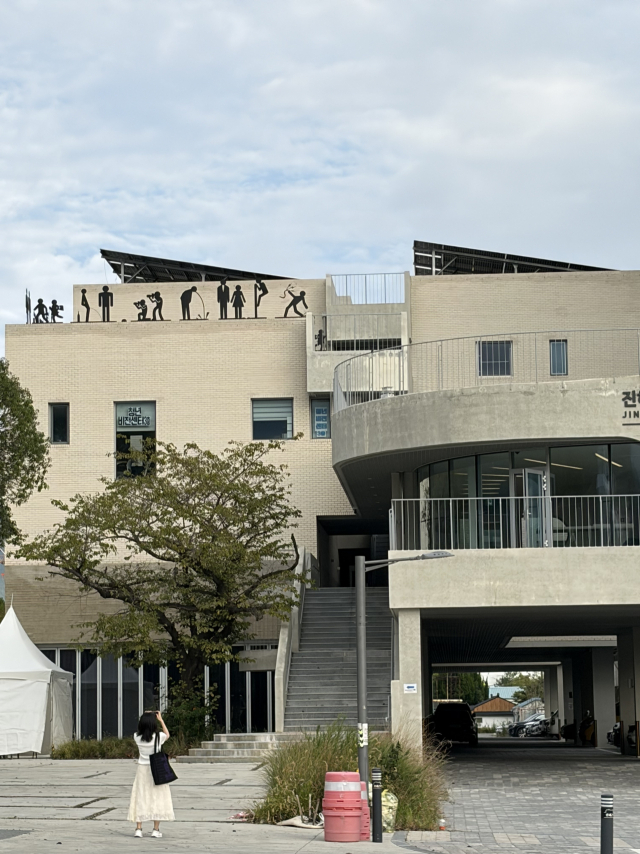 진해문화플랫폼 1926 4층 난간에 설치한 자오싱타오의 ‘그림자 클럽’(2021). 김은영 기자