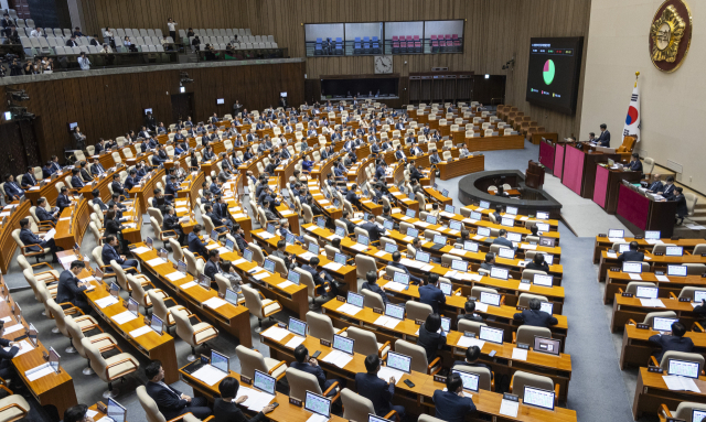1일 국회에서 열린 제439회(정기회) 10차 전체 회의에서 산업안전보건법 개정안이 표결을 통해 통과되고 있다. 연합뉴스