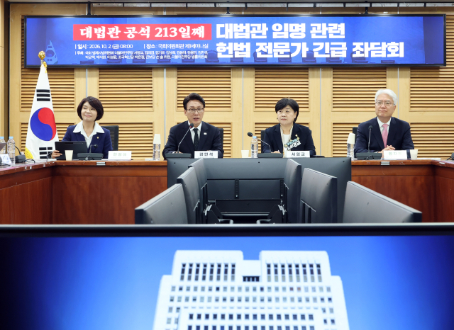 더불어민주당 김민석 대표가 2일 국회 의원회관에서 열린 '대법관 임명 관련 헌법 전문가 긴급 좌담회'에서 발언하고 있다. 연합뉴스