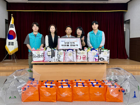 왼쪽 두번째부터 이순희 부산지방보훈청 복지과장, 엄기용 부산항만공사 ESG경영실장, 장미영 부산광역시 중구자원봉사센터장. 부산항만공사 제공