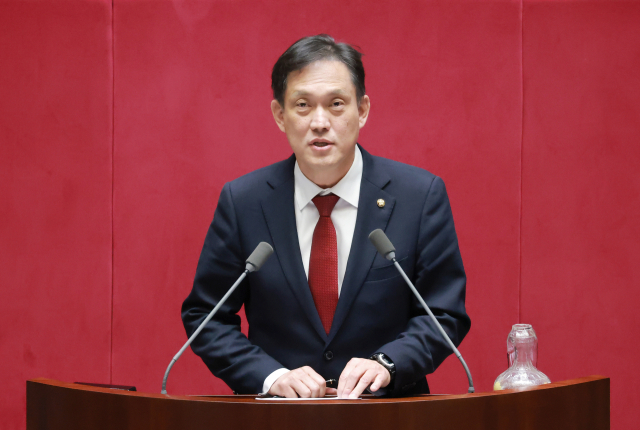 국민의힘 김태규 의원이 1일 국회에서 열린 정기국회 제10차 본회의에서 5분 발언을 통해 더불어민주당이 제출한 본인에 대한 징계안에 관해 입장을 밝히고 있다. 앞서 민주당은 12·12 군사반란 및 5·18 내란 혐의로 무기징역을 받은 전두환 전 대통령에 대해 
