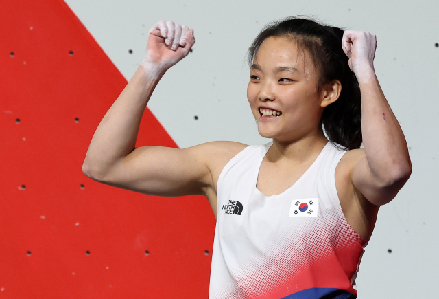 3일 일본 나고야 국제전시장에서 열린 2026 아이치·나고야 아시안게임 스포츠클라이밍 여자 리드 결승전. 대한민국 서채현이 유일하게 완등에 성공하며 금메달을 획득한 뒤 기뻐하고 있다. 연합뉴스