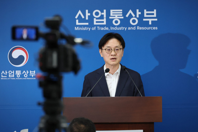김정관 산업통상부 장관이 1일 세종시 정부세종청사에서 도널드 트럼프 미국 대통령이 발표한 한국의 대미 투자 프로젝트에 관해 설명하고 있다. 연합뉴스