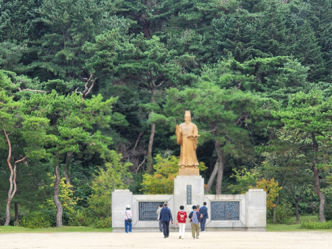 영릉까지 올라가는 길에 세종대왕 동상이 세워져 있다.