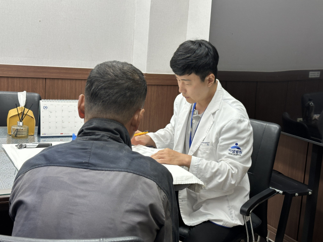 부산 이샘병원 박시우 원장이 특수 건강진단 수검자 문진을 하는 모습. 이샘병원 제공