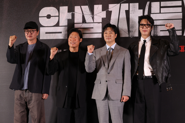 허진호 감독(왼쪽부터), 배우 유해진, 박해일, 이민호가 8일 서울 강남구 삼성동 코엑스 메가박스에서 열린 영화 '암살자(들)' 시사회 및 기자간담회에서 포즈를 취하고 있다. 연합뉴스