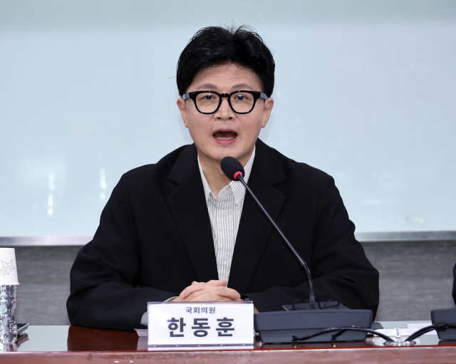 무소속 한동훈 의원이 지난 1일 국회 의원회관에서 열린 '개정 형소법 시행 D-1 토론회 : 검찰 폐지, 내일부터 지옥문이 열린다'에서 인사말을 하고 있다. 연합뉴스