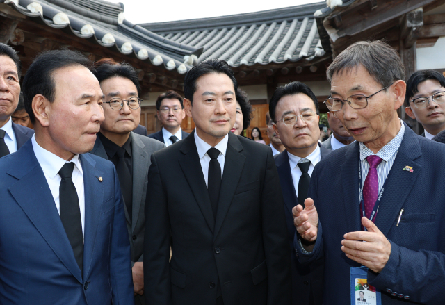 장동혁 국민의힘 대표가 5일 시민들의 열렬한 환호 속에 박정희 전 대통령의 배우자인 고 육영수 여사의 충북 옥천 생가를 방문해 둘러보고 있다. 연합뉴스