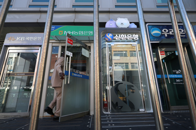 기준금리 인상으로 은행 정기예금 최고금리가 연 4%를 넘어섰다. 서울 시내에 설치된 여러 은행 ATM기 모습. 연합뉴스