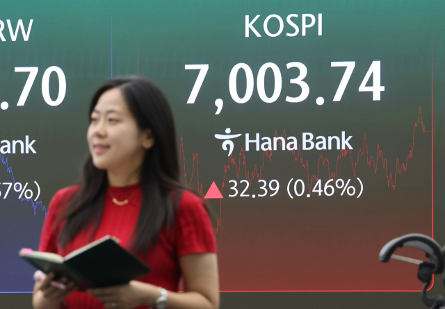 코스피가 상승하며 5거래일 만에 7,000선에서 마감한 2일 서울 중구 하나은행 딜링룸에서 직원이 업무를 보고 있다. 이날 코스피는 32.39p 오른 7,003.74로 거래를 종료했다. 연합뉴스