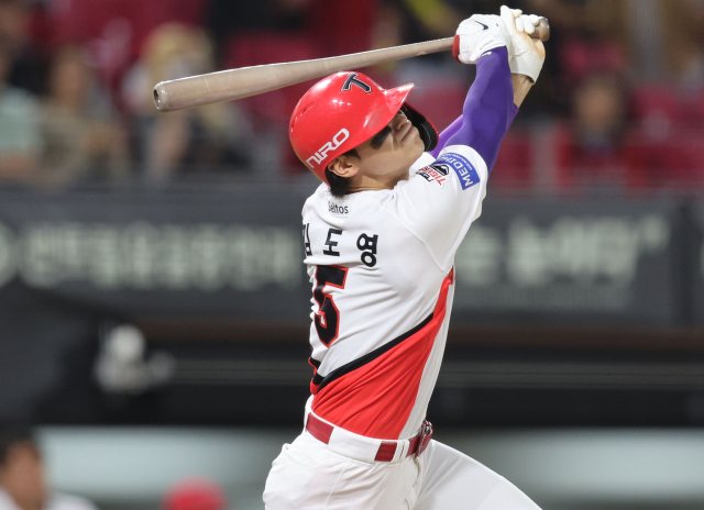 프로 야구 MVP 레이스가 시즌 막판 뜨겁다. 42개의 홈런으로 홈런 선두를 달리고 있는 KIA 타이거즈 김도영. 연합뉴스
