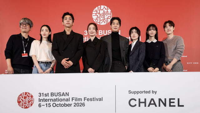 제31회 부산국제영화제(BIFF) 개막작 ‘낮과 밤은 서로에게’ 언론시사회 및 기자회견이 6일 영화의전당에서 열렸다. 왼쪽부터 김종관 감독, 배우 김민하, 주종혁, 한선화, 장률, 심은경, 전소영, 김동휘. 이원준 기자 lwj@
