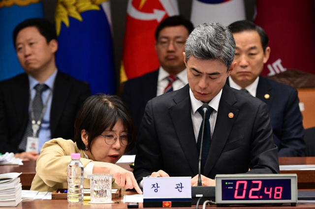 강신철 국방부 장관이 7일 서울 용산구 국방부에서 열린 국회 국방위원회의 국방부에 대한 국정감사에 출석해 관계자와 대화하고 있다. 연합뉴스