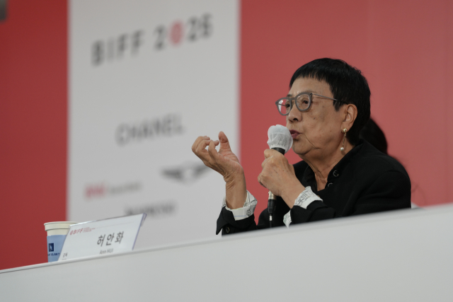 쉬안화 감독이 7일 낮 12시 부산 해운대구 영화의전당 비프힐에서 열린 기자회견에서 인터뷰에 응하고 있다. 김동영·최범준 인턴기자