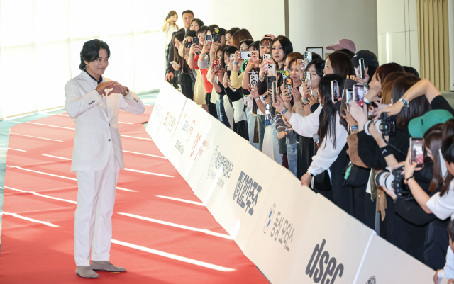 2026 부일영화상이 7일 부산 해운대구 시그니엘 부산 그랜드볼룸에서 열렸다. 장동건이 레드카펫으로 입장하며 포즈를 취하고 있다. 김종진 기자 kjj1761@