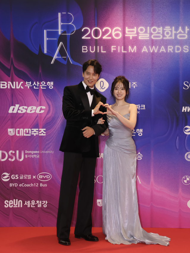 2026 부일영화상이 7일 부산 해운대구 시그니엘 부산 그랜드볼룸에서 열렸다. 김남길, 천우희 배우가 포토월에서 포즈를 취하고 있다. 이원준 기자 lwj@