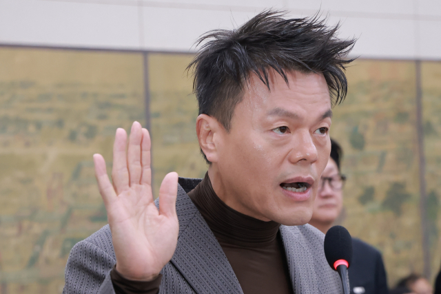 박진영 대중문화교류위원회 공동위원장이 7일 국회 문화체육관광위원회 국정감사에서 증인 선서하고 있다. 연합뉴스