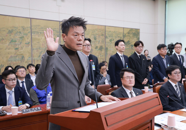 7일 국회 문화체육관광위원회에서 열린 문화체육관광부에 대한 국정감사에서 증인으로 출석한 박진영 대중문화교류위원회 공동위원장이 선서하고 있다. 연합뉴스